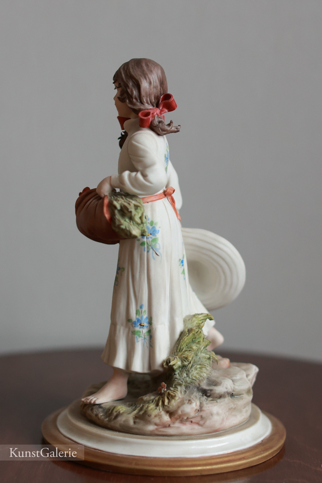 Девочка с охапкой цветов, Sandro Maggioni, Capodimonte, статуэтка