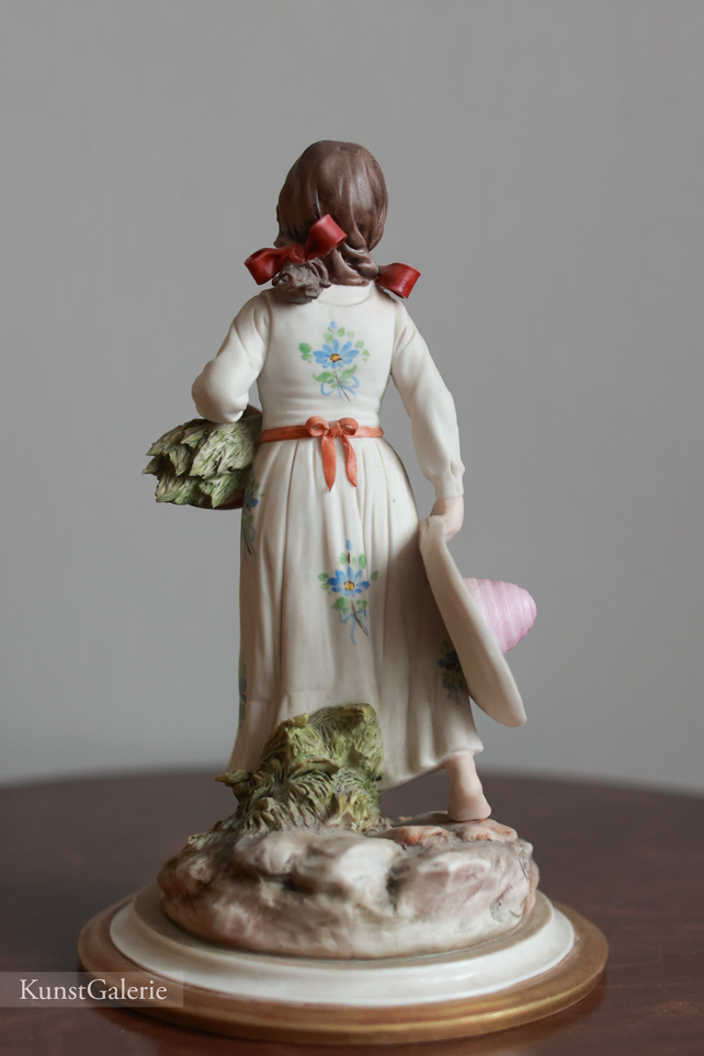 Девочка с охапкой цветов, Sandro Maggioni, Capodimonte, статуэтка