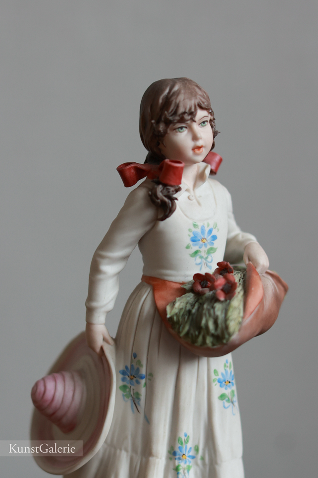 Девочка с охапкой цветов, Sandro Maggioni, Каподимонте, статуэтка