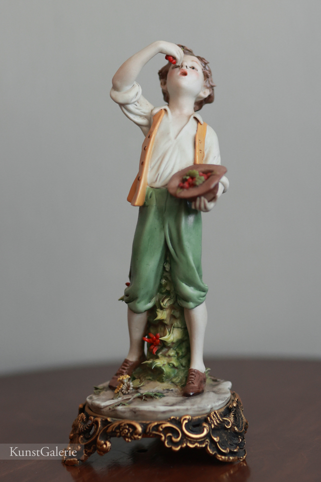 Мальчик с ягодами, Benacchio, Capodimonte, фарфоровые статуэтки. KunstGalerie