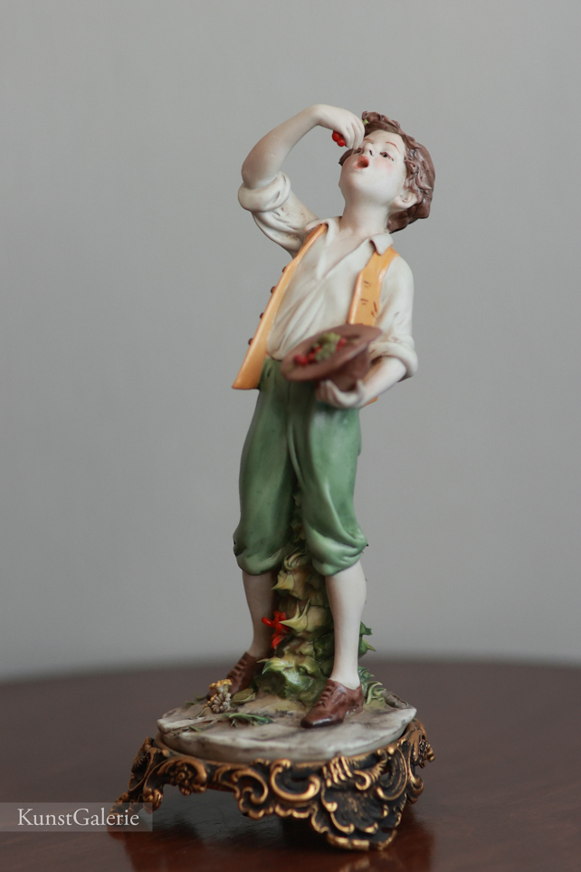 Мальчик с ягодами, Luigi Giorgio Benacchio, Capodimonte, статуэтка