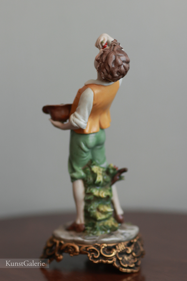 Мальчик с ягодами, Luigi Giorgio Benacchio, Capodimonte, статуэтка