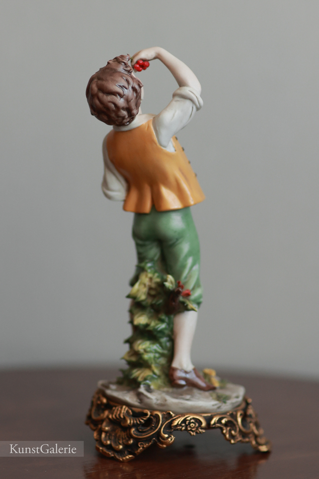 Мальчик с ягодами, Бенаккио Луиджи , Каподимонте, статуэтка