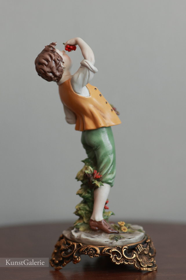 Мальчик с ягодами, Luigi Giorgio Benacchio, Capodimonte, статуэтка