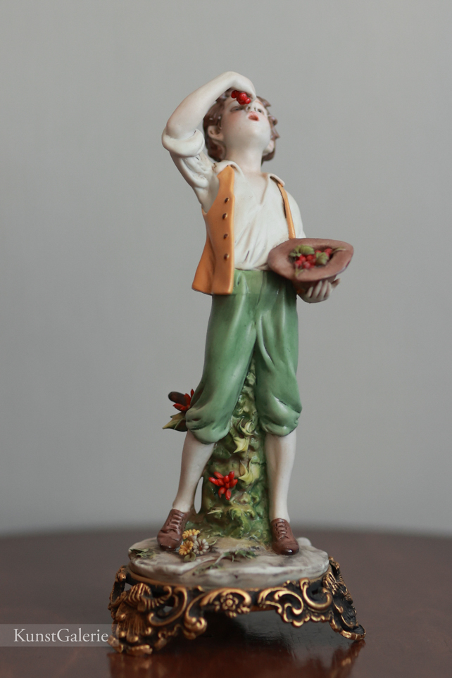 Мальчик с ягодами, Luigi Giorgio Benacchio, Capodimonte, статуэтка