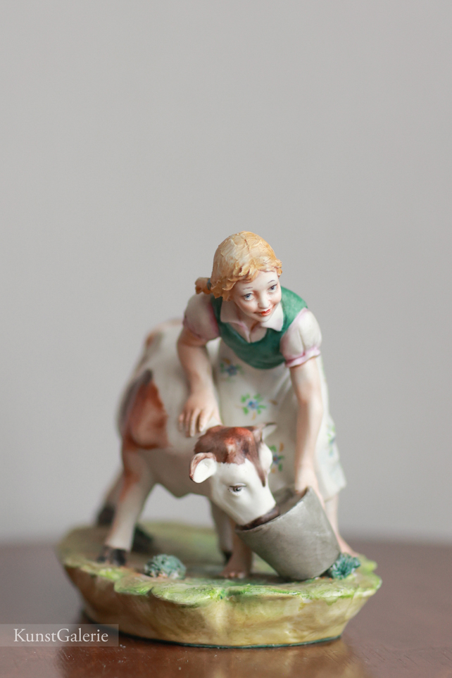 Девушка с коровой, Franco, Capodimonte, фарфоровая статуэтка. KunstGalerie