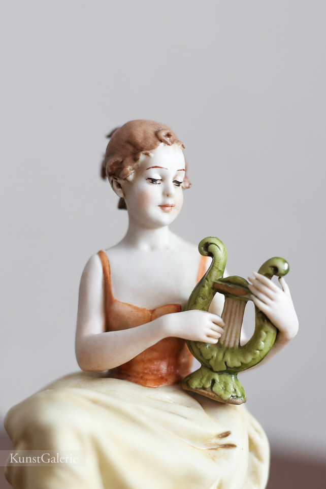 Девочка с лирой, Luigi Giorgio Benacchio, Capodimonte, статуэтка