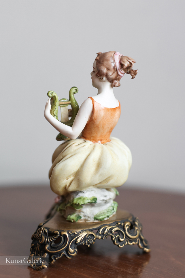 Девочка с лирой, Luigi Giorgio Benacchio, Capodimonte, статуэтка