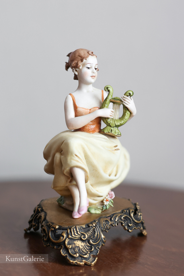 Девочка с лирой, Luigi Giorgio Benacchio, Capodimonte, статуэтка