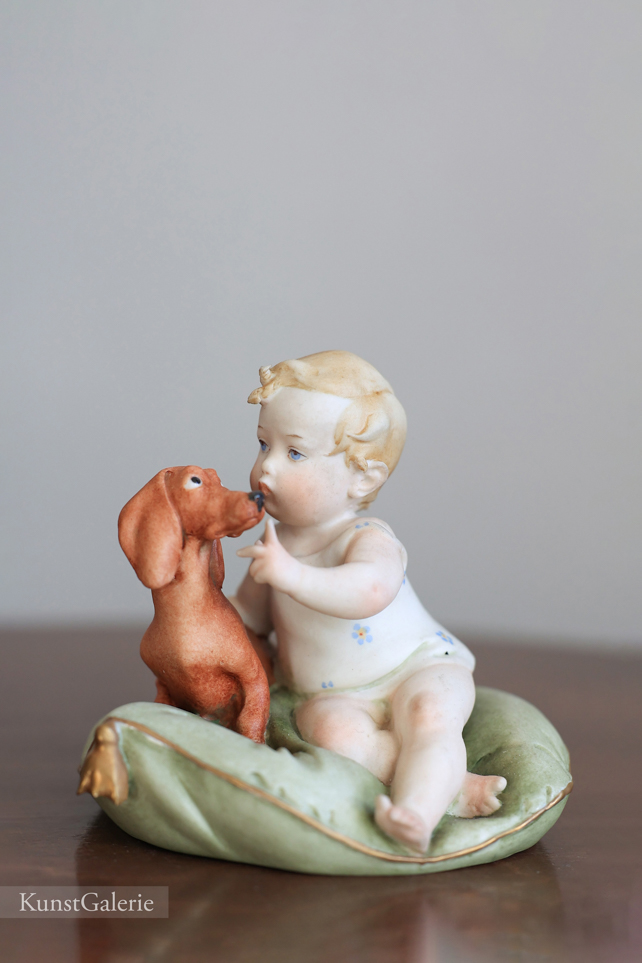 Малыш с таксой на подушке, Giuseppe Cappe, Capodimonte, фарфоровая статуэтка. KunstGalerie
