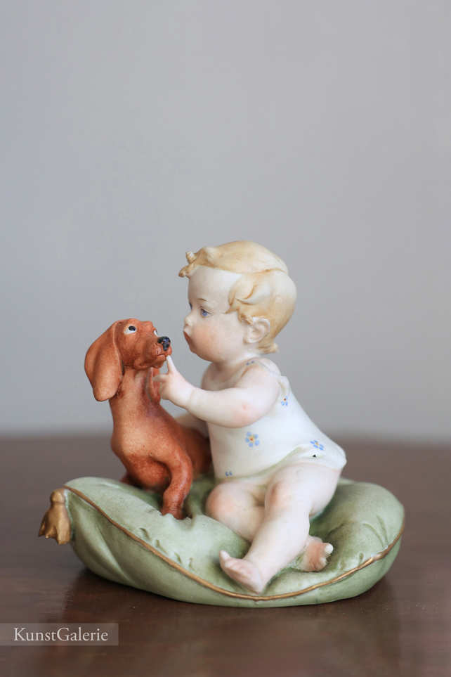 Малыш с таксой на подушке, Capodimonte, статуэтка