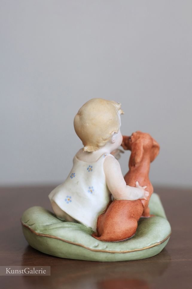 Малыш с таксой на подушке, Capodimonte, статуэтка