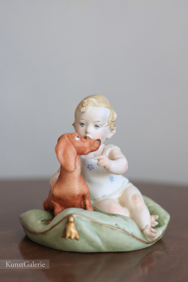 Малыш с таксой на подушке, Capodimonte, статуэтка